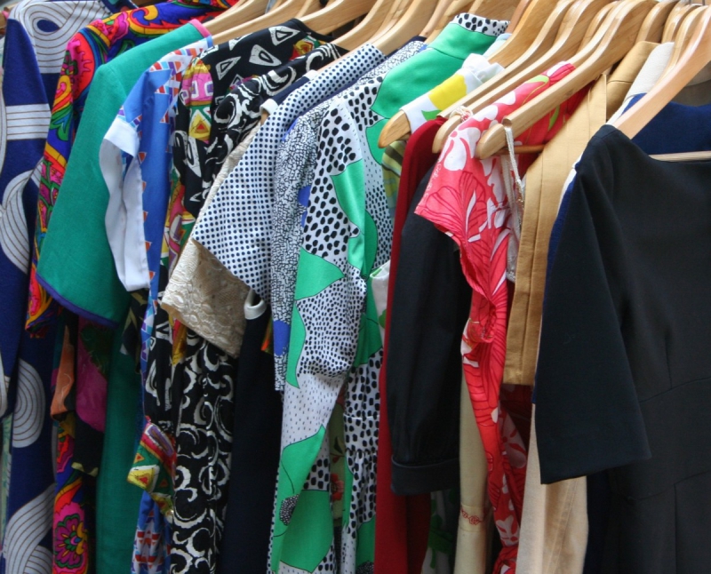 magasin-COLOMARS-min_dresses_apparel_clothing_clothes_clothes_hangers_wooden_hangers_retail_shop_closet-1149845