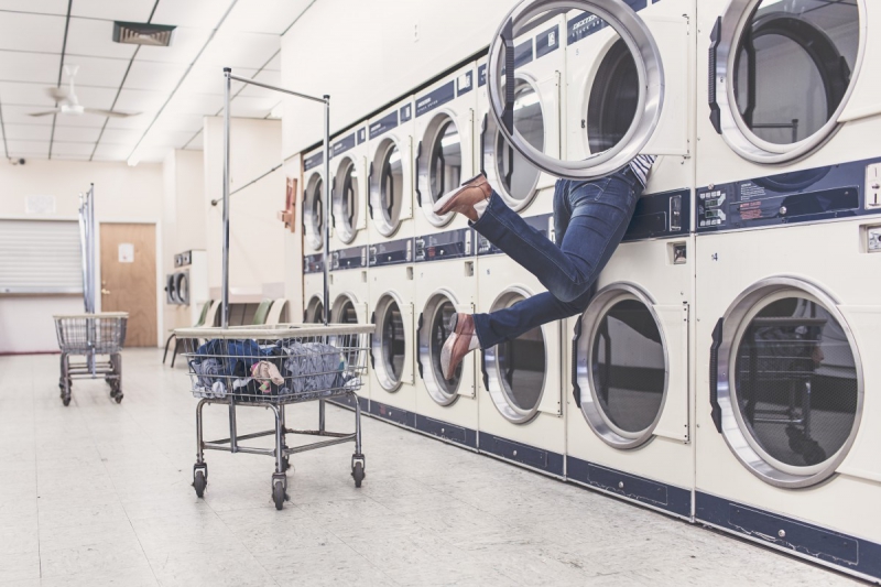 magasin-COLOMARS-min_laundry_washing_machines_housewife_household_laundry_shop_woman_funny_accident-946996